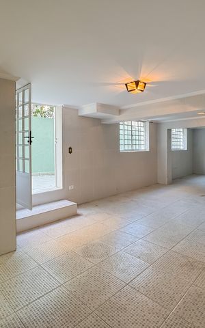 Casa à venda com 597m², 5 quartos e 8 vagas Casa à venda com 597m², 5 quartos e 8 vagasÁrea de Lazer
