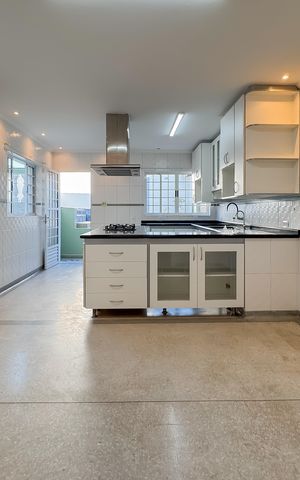 Casa à venda com 597m², 5 quartos e 8 vagas Casa à venda com 597m², 5 quartos e 8 vagasCozinha