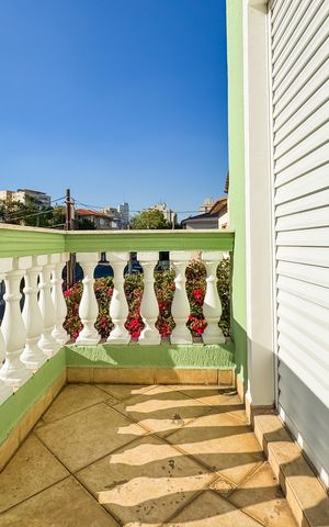 Casa à venda com 597m², 5 quartos e 8 vagas Casa à venda com 597m², 5 quartos e 8 vagasVaranda da Suíte 1