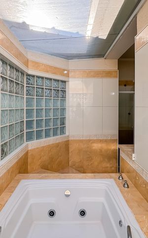 Casa à venda com 597m², 5 quartos e 8 vagas Casa à venda com 597m², 5 quartos e 8 vagasBanheiro da Suíte Master