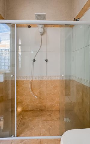 Casa à venda com 597m², 5 quartos e 8 vagas Casa à venda com 597m², 5 quartos e 8 vagasBanheiro da Suíte Master