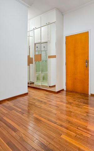 Casa à venda com 597m², 5 quartos e 8 vagas Casa à venda com 597m², 5 quartos e 8 vagasSuíte 3