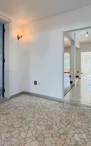Casa à venda com 597m², 5 quartos e 8 vagas Casa à venda com 597m², 5 quartos e 8 vagasSala