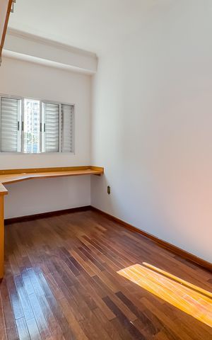 Casa à venda com 597m², 5 quartos e 8 vagas Casa à venda com 597m², 5 quartos e 8 vagasEscritório