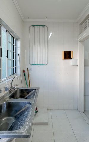 Casa à venda com 597m², 5 quartos e 8 vagas Casa à venda com 597m², 5 quartos e 8 vagasÁrea de Serviço