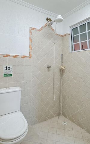 Casa à venda com 597m², 5 quartos e 8 vagas Casa à venda com 597m², 5 quartos e 8 vagasBanheiro da Área de Lazer