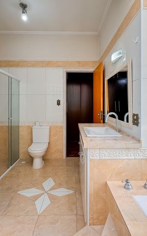 Casa à venda com 597m², 5 quartos e 8 vagas Casa à venda com 597m², 5 quartos e 8 vagasBanheiro da Suíte Master
