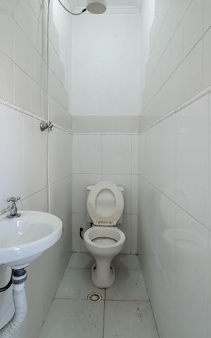 Casa à venda com 597m², 5 quartos e 8 vagas Casa à venda com 597m², 5 quartos e 8 vagasBanheiro de serviço