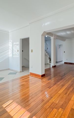 Casa à venda com 597m², 5 quartos e 8 vagas Casa à venda com 597m², 5 quartos e 8 vagasSala