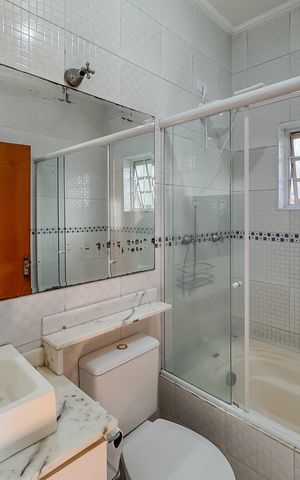 Casa à venda com 597m², 5 quartos e 8 vagas Casa à venda com 597m², 5 quartos e 8 vagasBanheiro da Suíte 2