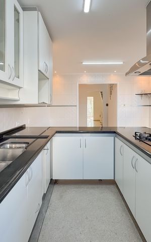 Casa à venda com 597m², 5 quartos e 8 vagas Casa à venda com 597m², 5 quartos e 8 vagasCozinha