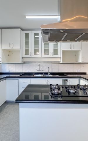 Casa à venda com 597m², 5 quartos e 8 vagas Casa à venda com 597m², 5 quartos e 8 vagasCozinha