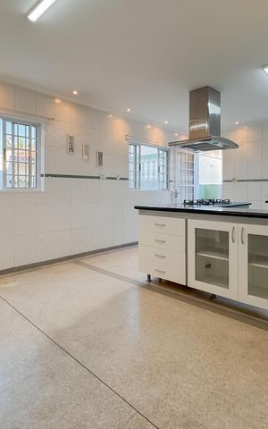 Casa à venda com 597m², 5 quartos e 8 vagas Casa à venda com 597m², 5 quartos e 8 vagasCozinha