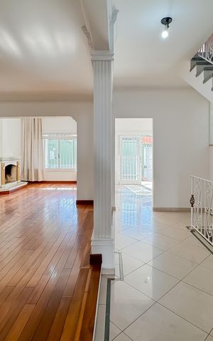 Casa à venda com 597m², 5 quartos e 8 vagas Casa à venda com 597m², 5 quartos e 8 vagasSala