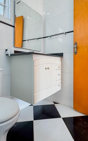 Casa à venda com 597m², 5 quartos e 8 vagas Casa à venda com 597m², 5 quartos e 8 vagasBanheiro da Suíte 1
