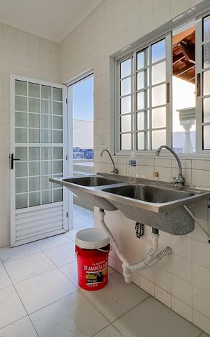 Casa à venda com 597m², 5 quartos e 8 vagas Casa à venda com 597m², 5 quartos e 8 vagasÁrea de Serviço