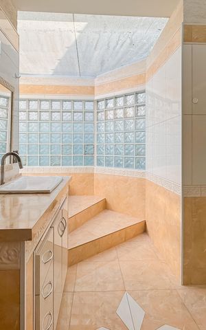 Casa à venda com 597m², 5 quartos e 8 vagas Casa à venda com 597m², 5 quartos e 8 vagasBanheiro da Suíte Master