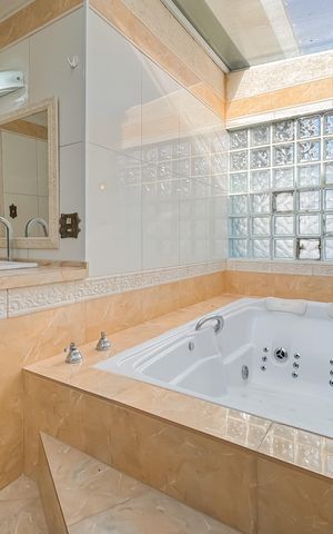 Casa à venda com 597m², 5 quartos e 8 vagas Casa à venda com 597m², 5 quartos e 8 vagasBanheiro da Suíte Master