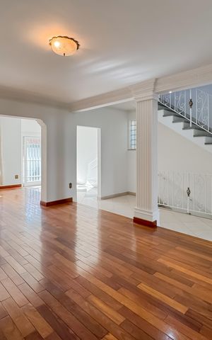 Casa à venda com 597m², 5 quartos e 8 vagas Casa à venda com 597m², 5 quartos e 8 vagasSala