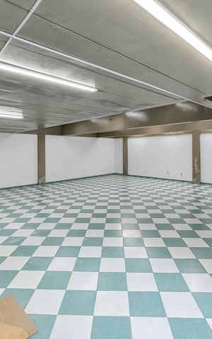 Casa à venda com 597m², 5 quartos e 8 vagas Casa à venda com 597m², 5 quartos e 8 vagasEspaço Salão de festas