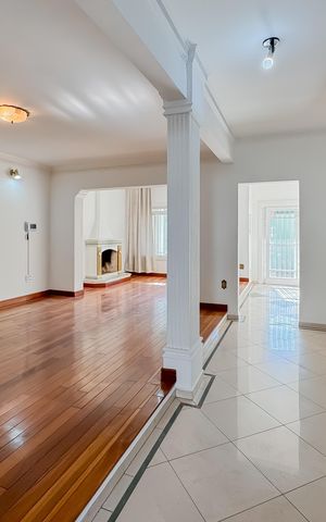 Casa à venda com 597m², 5 quartos e 8 vagas Casa à venda com 597m², 5 quartos e 8 vagasSala