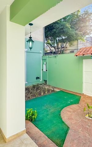 Casa à venda com 597m², 5 quartos e 8 vagas Casa à venda com 597m², 5 quartos e 8 vagasTerraço