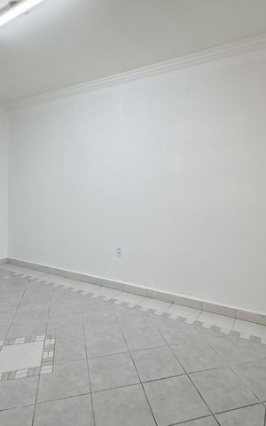 Casa à venda com 597m², 5 quartos e 8 vagas Casa à venda com 597m², 5 quartos e 8 vagasSala de TV