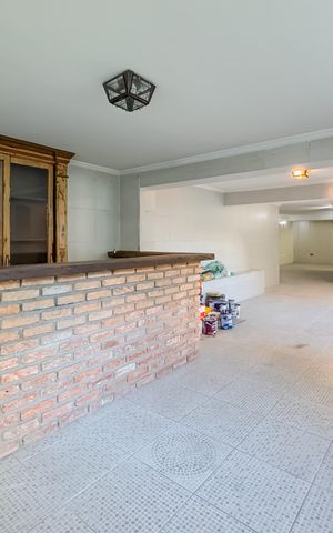 Casa à venda com 597m², 5 quartos e 8 vagas Casa à venda com 597m², 5 quartos e 8 vagasEspaço Salão de festas