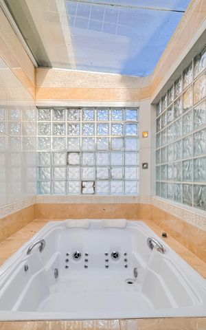 Casa à venda com 597m², 5 quartos e 8 vagas Casa à venda com 597m², 5 quartos e 8 vagasBanheiro da Suíte Master