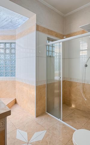 Casa à venda com 597m², 5 quartos e 8 vagas Casa à venda com 597m², 5 quartos e 8 vagasBanheiro da Suíte Master