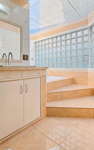 Casa à venda com 597m², 5 quartos e 8 vagas Casa à venda com 597m², 5 quartos e 8 vagasBanheiro da Suíte Master