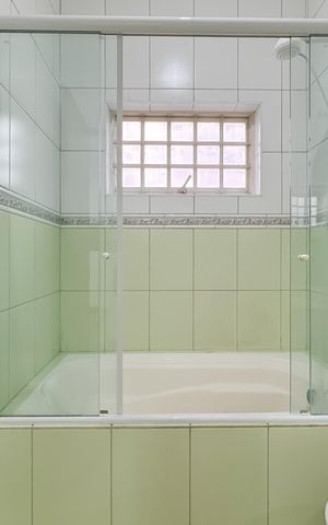 Casa à venda com 597m², 5 quartos e 8 vagas Casa à venda com 597m², 5 quartos e 8 vagasBanheiro da Suíte 3