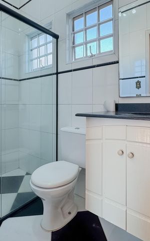 Casa à venda com 597m², 5 quartos e 8 vagas Casa à venda com 597m², 5 quartos e 8 vagasBanheiro da Suíte 1