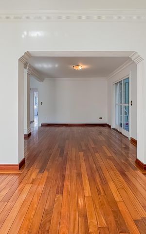 Casa à venda com 597m², 5 quartos e 8 vagas Casa à venda com 597m², 5 quartos e 8 vagasSala