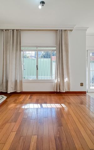 Casa à venda com 597m², 5 quartos e 8 vagas Casa à venda com 597m², 5 quartos e 8 vagasSala