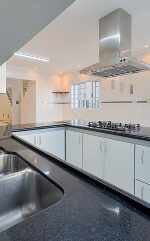 Casa à venda com 597m², 5 quartos e 8 vagas Casa à venda com 597m², 5 quartos e 8 vagasCozinha
