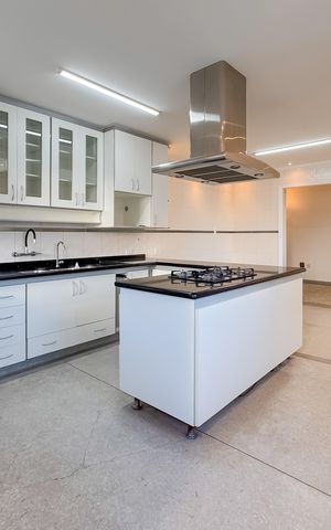 Casa à venda com 597m², 5 quartos e 8 vagas Casa à venda com 597m², 5 quartos e 8 vagasCozinha