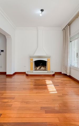 Casa à venda com 597m², 5 quartos e 8 vagas Casa à venda com 597m², 5 quartos e 8 vagasLareira