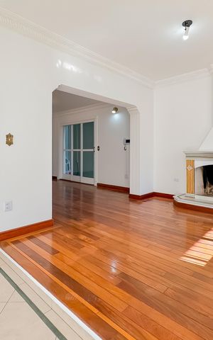 Casa à venda com 597m², 5 quartos e 8 vagas Casa à venda com 597m², 5 quartos e 8 vagasSala