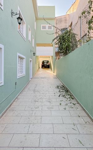 Casa à venda com 597m², 5 quartos e 8 vagas Casa à venda com 597m², 5 quartos e 8 vagasGaragem