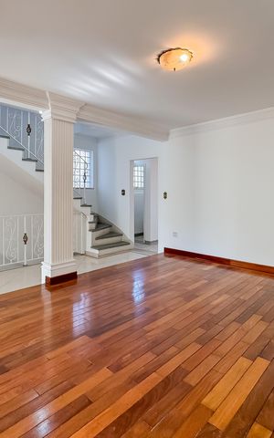 Casa à venda com 597m², 5 quartos e 8 vagas Casa à venda com 597m², 5 quartos e 8 vagasSala