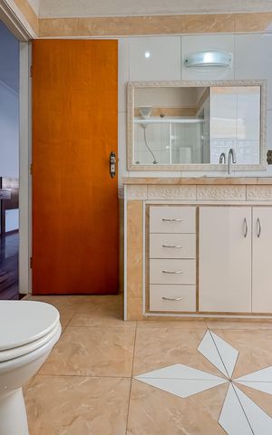 Casa à venda com 597m², 5 quartos e 8 vagas Casa à venda com 597m², 5 quartos e 8 vagasBanheiro da Suíte Master