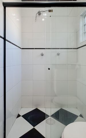 Casa à venda com 597m², 5 quartos e 8 vagas Casa à venda com 597m², 5 quartos e 8 vagasBanheiro da Suíte 1