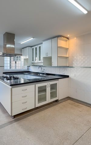 Casa à venda com 597m², 5 quartos e 8 vagas Casa à venda com 597m², 5 quartos e 8 vagasCozinha