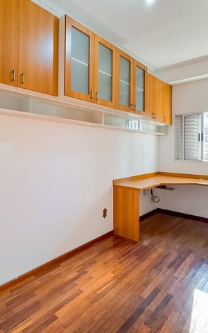 Casa à venda com 597m², 5 quartos e 8 vagas Casa à venda com 597m², 5 quartos e 8 vagasEscritório