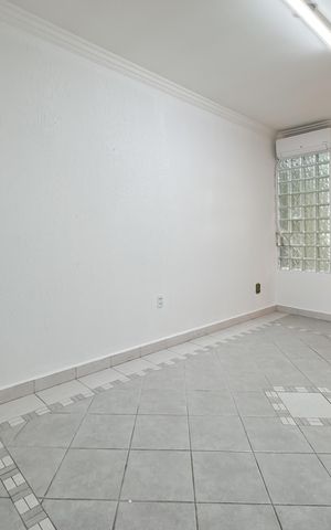 Casa à venda com 597m², 5 quartos e 8 vagas Casa à venda com 597m², 5 quartos e 8 vagasSala de TV