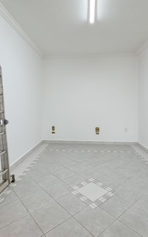 Casa à venda com 597m², 5 quartos e 8 vagas Casa à venda com 597m², 5 quartos e 8 vagasSala de TV