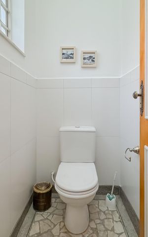 Casa à venda com 597m², 5 quartos e 8 vagas Casa à venda com 597m², 5 quartos e 8 vagasLavabo