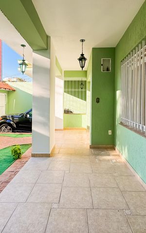 Casa à venda com 597m², 5 quartos e 8 vagas Casa à venda com 597m², 5 quartos e 8 vagasTerraço