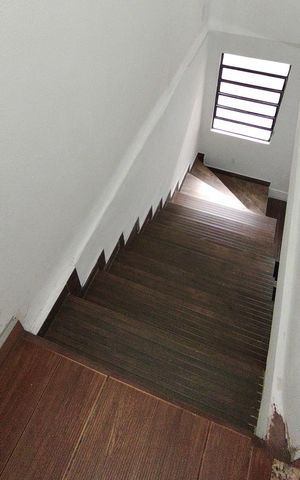 Casa à venda com 100m², 1 quarto e 2 vagas Casa à venda com 100m², 1 quarto e 2 vagasEscada